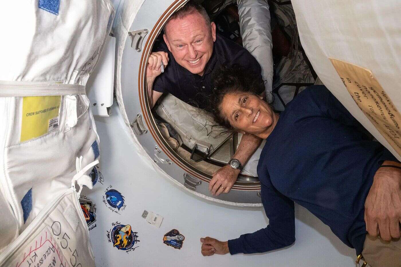 Qui sont Butch Wilmore et Suni Williams, les deux astronautes coincés depuis plus de 300 jours dans l’espace ?