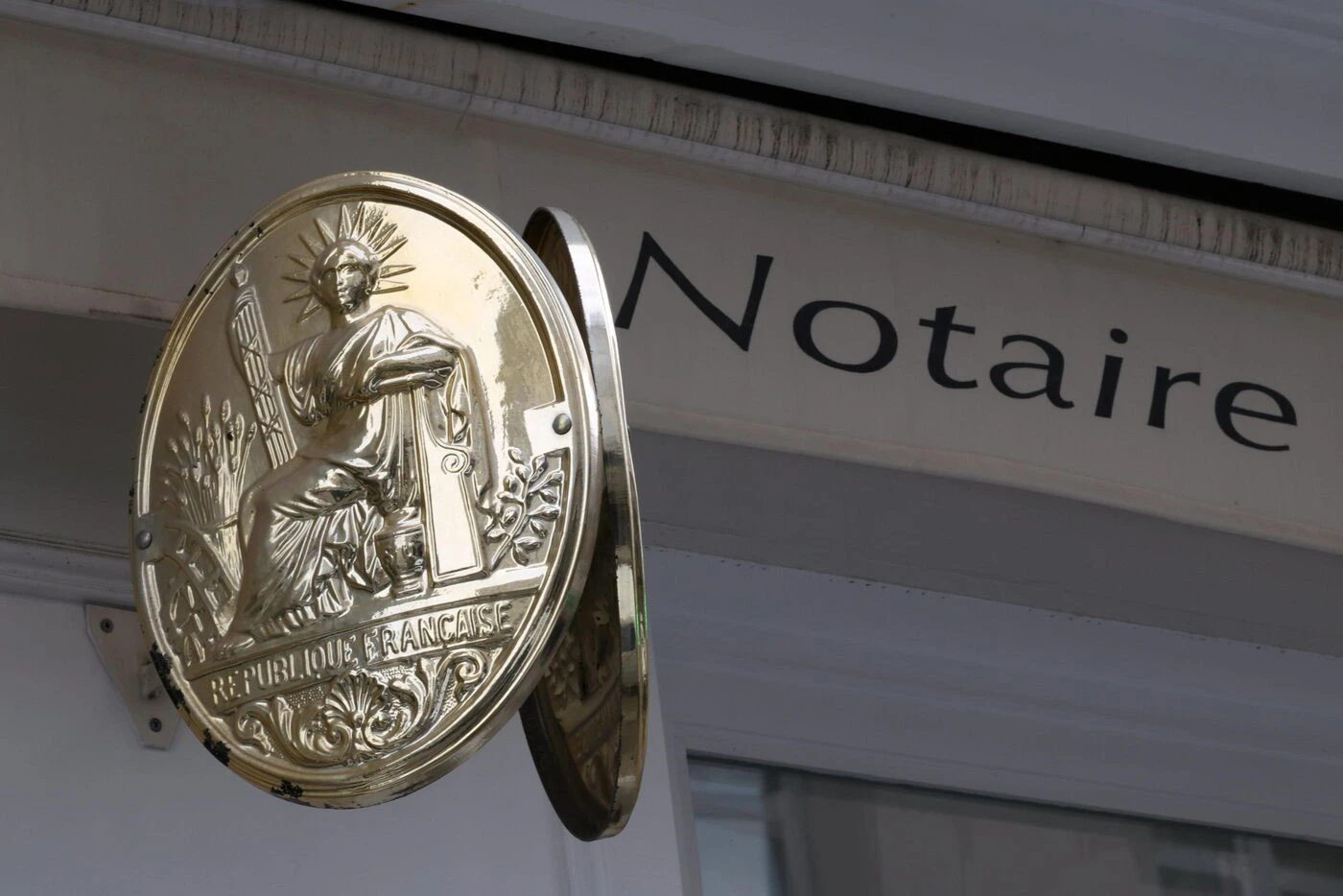 Ils se font passer pour le client d’un notaire parisien, et empochent près de 350 000 euros