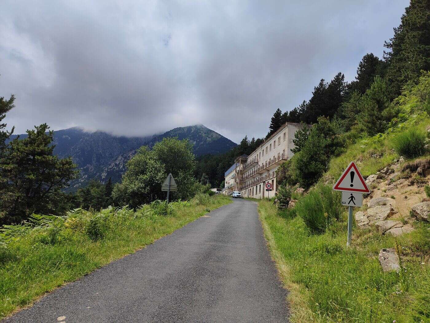 Le massif du Canigou se dévoile à travers le temps : plongez dans l’histoire des paysages grâce à vos photos