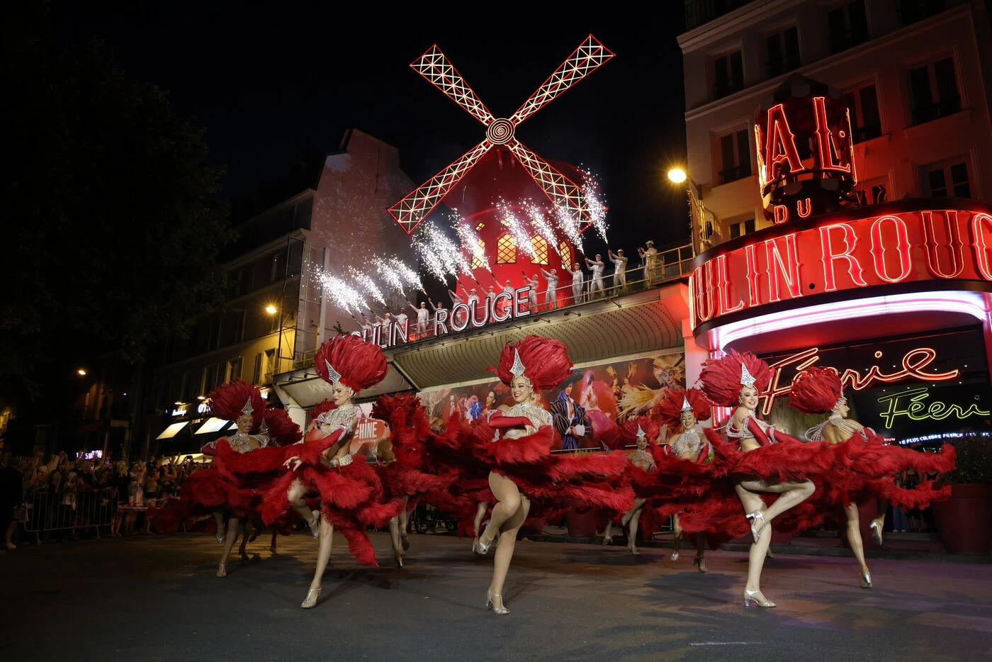 Les ailes du Moulin Rouge tournent de nouveau : les plus belles images de l’inauguration