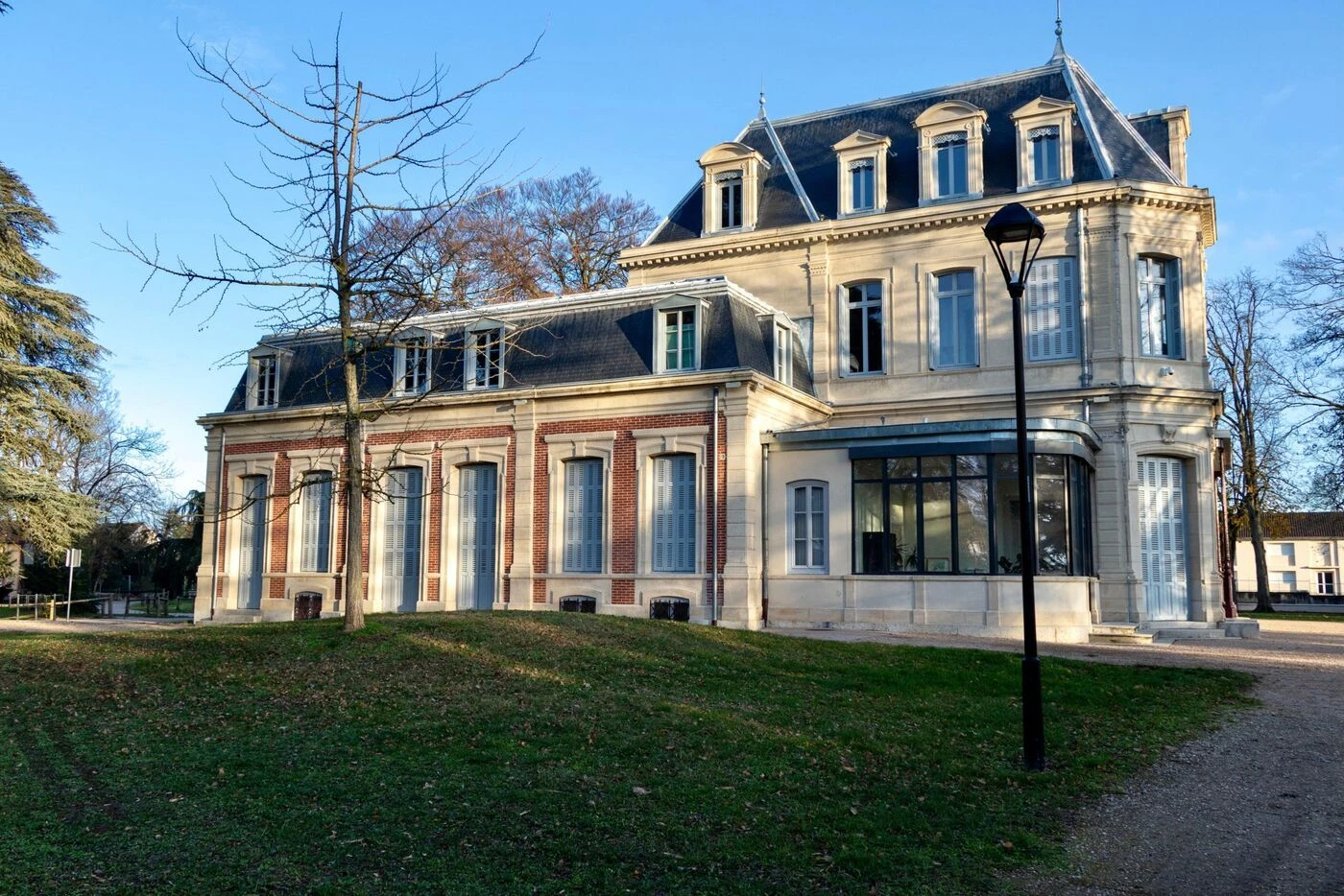 À Sathonay-Village, près de Lyon, les habitants sont appelés à élire un quatrième maire en cinq ans !