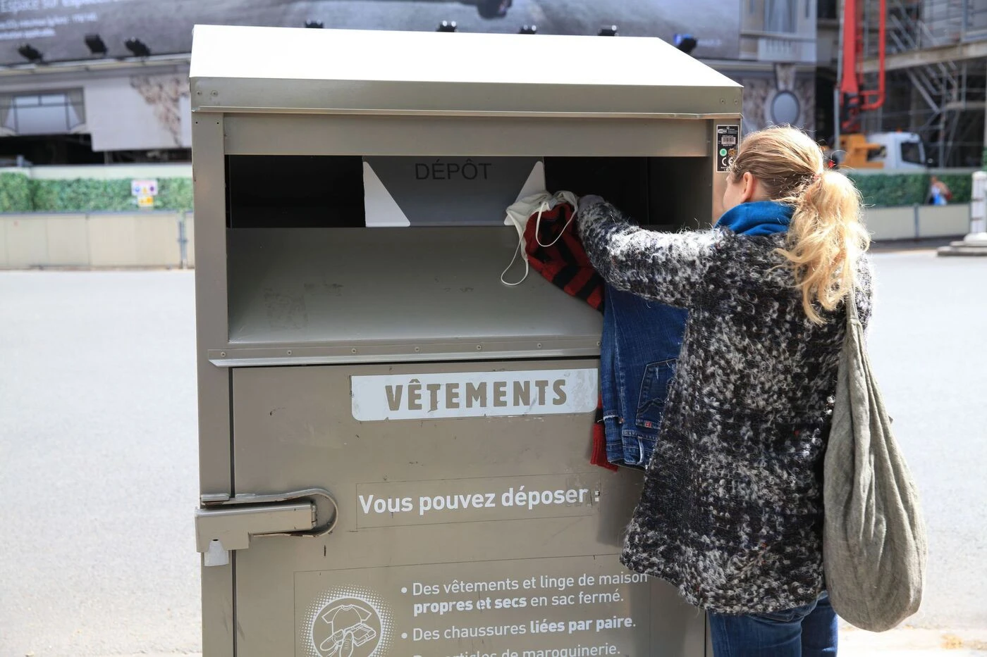 Gaspillage textile : Paris lance une grande offensive, avec des points de collecte dans 85 établissements scolaires