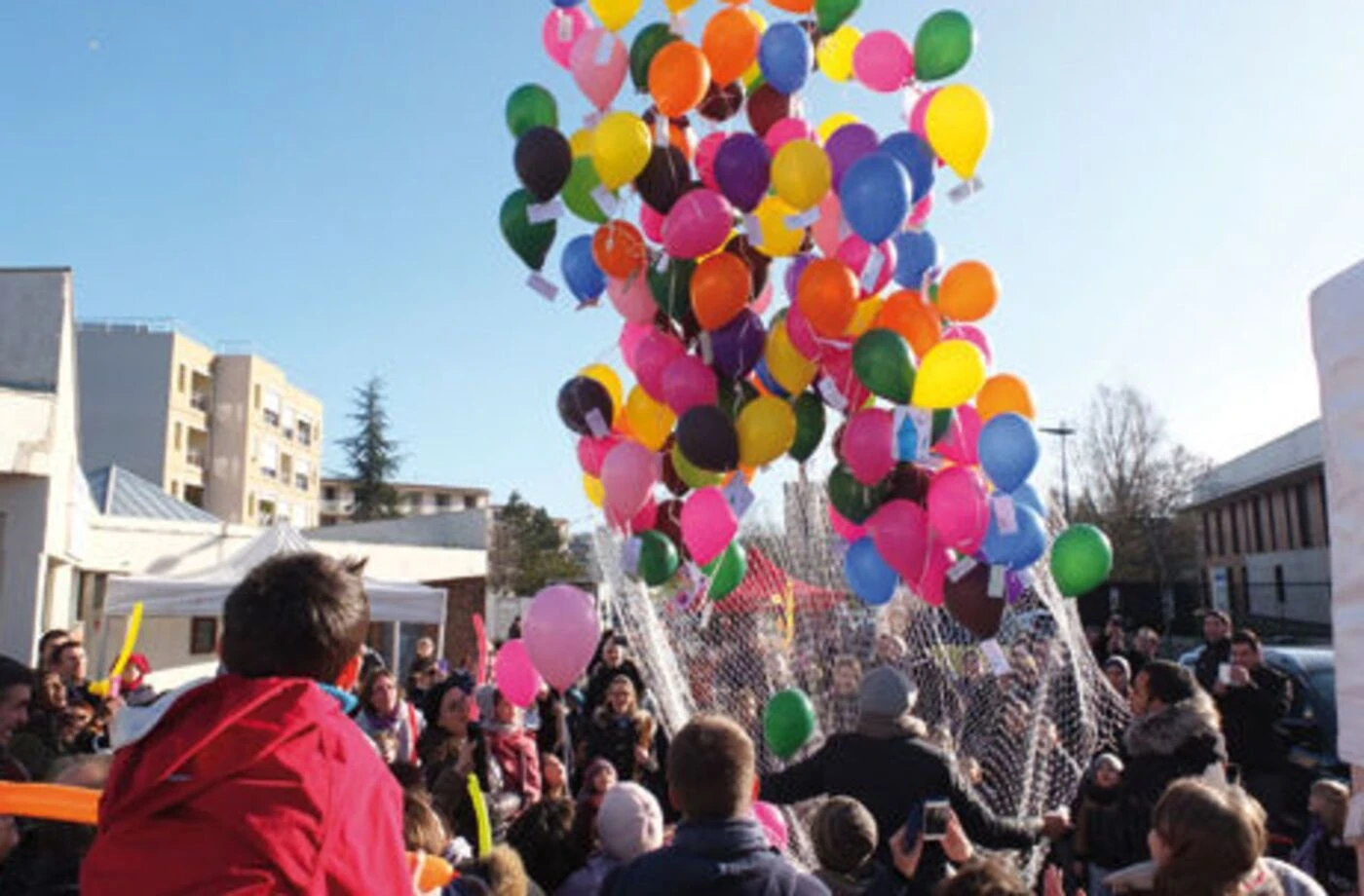 Pollution, risques d’incendies… Les lanternes volantes et ballons de baudruche bannis en Charente-Maritime