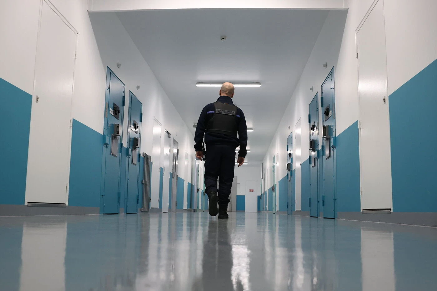 Évasion caché dans le sac d’un codétenu près de Lyon : Elyazid A., 20 ans, toujours activement recherché