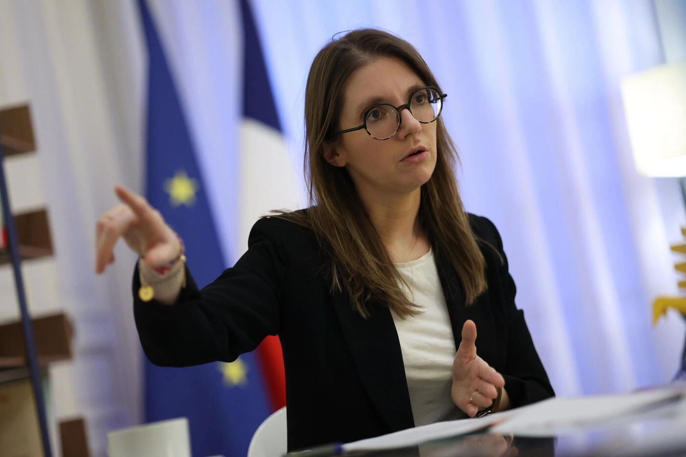 Violences conjugales : « De plus en plus de signalements sont faits » par des proches ou des tiers, déclare Aurore Bergé