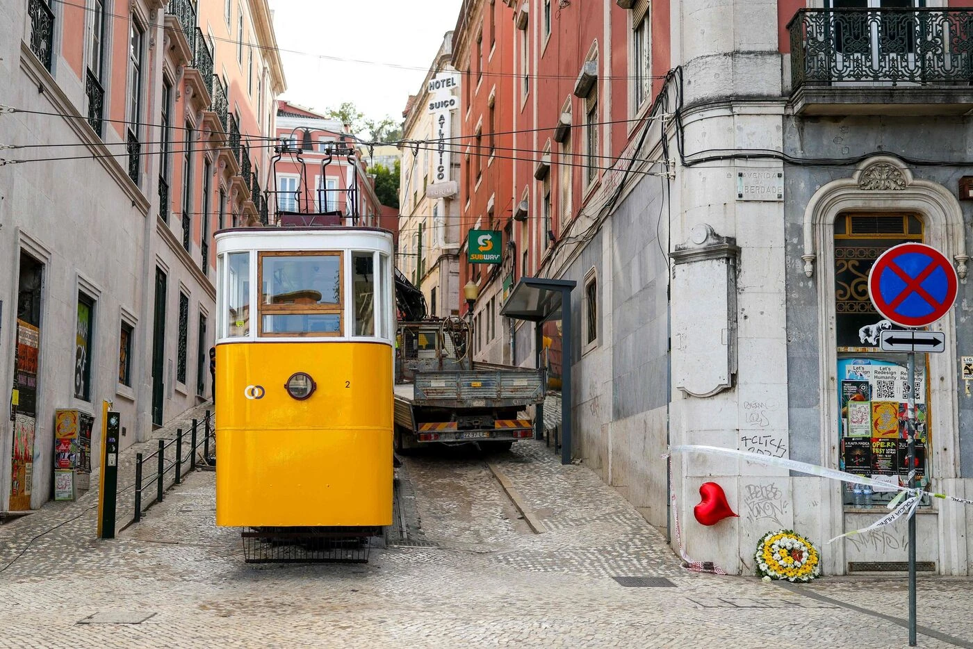 Funiculaire de Lisbonne : un petit garçon de 3 ans secouru dans les décombres, son père miraculé et sa mère grièvement blessée