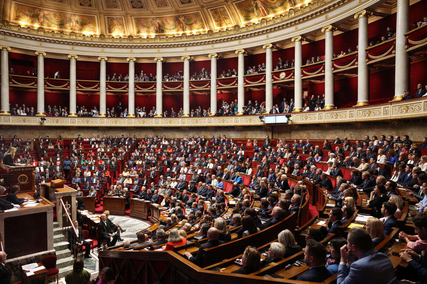 Budget : deux motions de censure déposées par LFI et le RN contre le gouvernement Barnier, un vote prévu mercredi