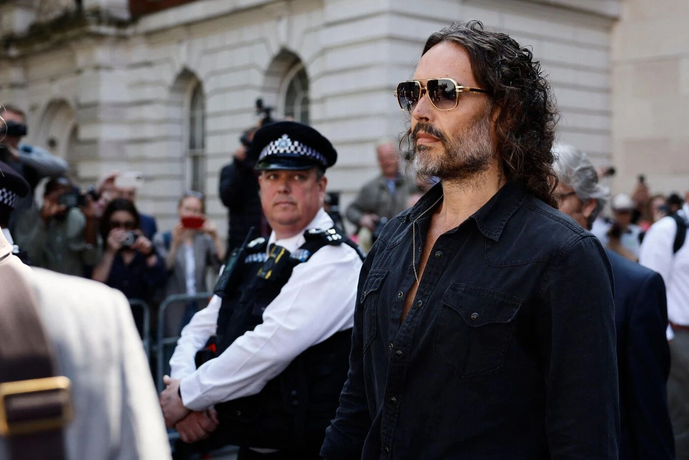 Accusé de viols, le comédien Russell Brand mis en liberté sous caution et renvoyé devant une cour criminelle
