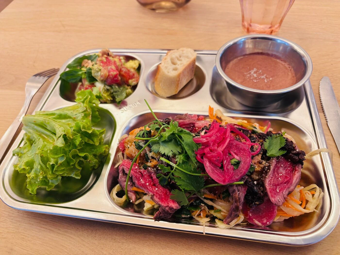 Plateau en inox, carafe d’eau et hachis Parmentier… à Paris, cette ex de Top Chef ressuscite la bonne vieille cantine