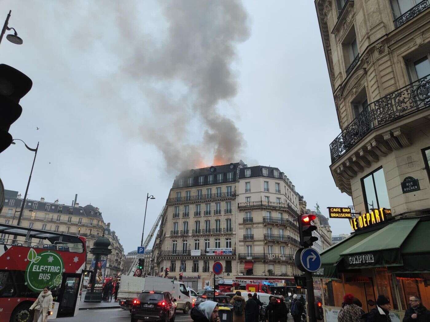 Paris : un incendie se déclare dans un immeuble près de la gare Saint-Lazare