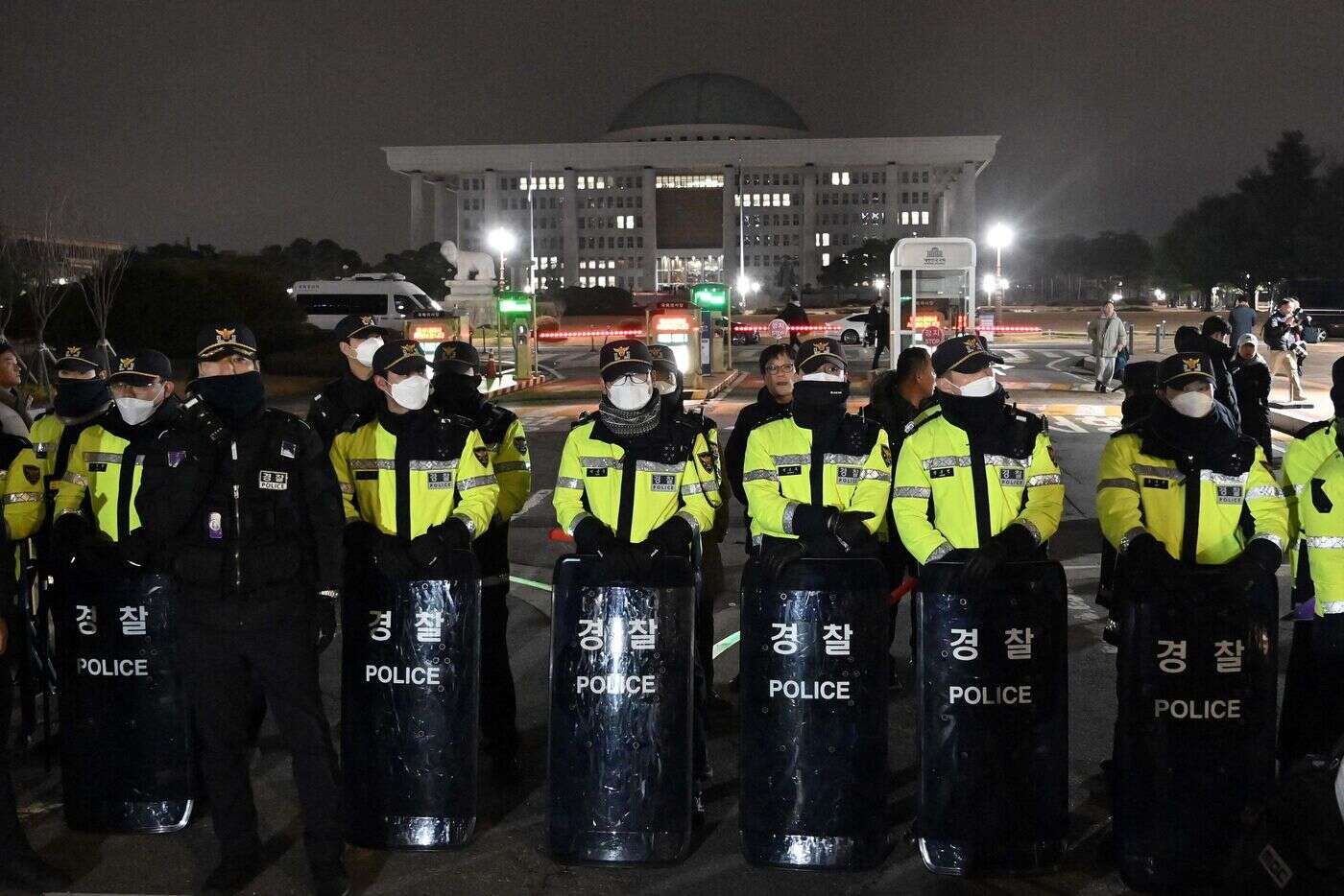 Loi martiale décrétée, grèves et manifestations interdites, médias contrôlés… ce que l’on sait de la situation en Corée du Sud