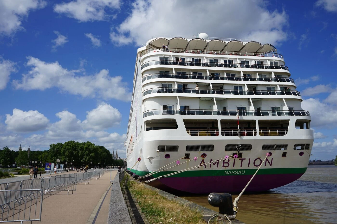 « Décidément, les vacances en paquebot, c’est à fuir ! » : à Bordeaux, les passants s’inquiètent face au confinement à bord de l’« Ambition »