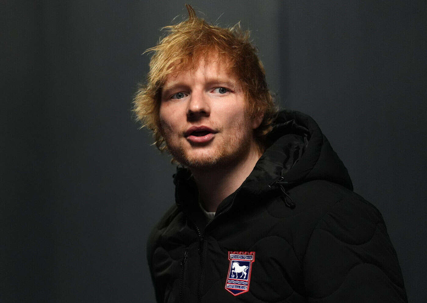 Ed Sheeran se fait couper son micro par la police indienne en pleine représentation improvisée dans la rue