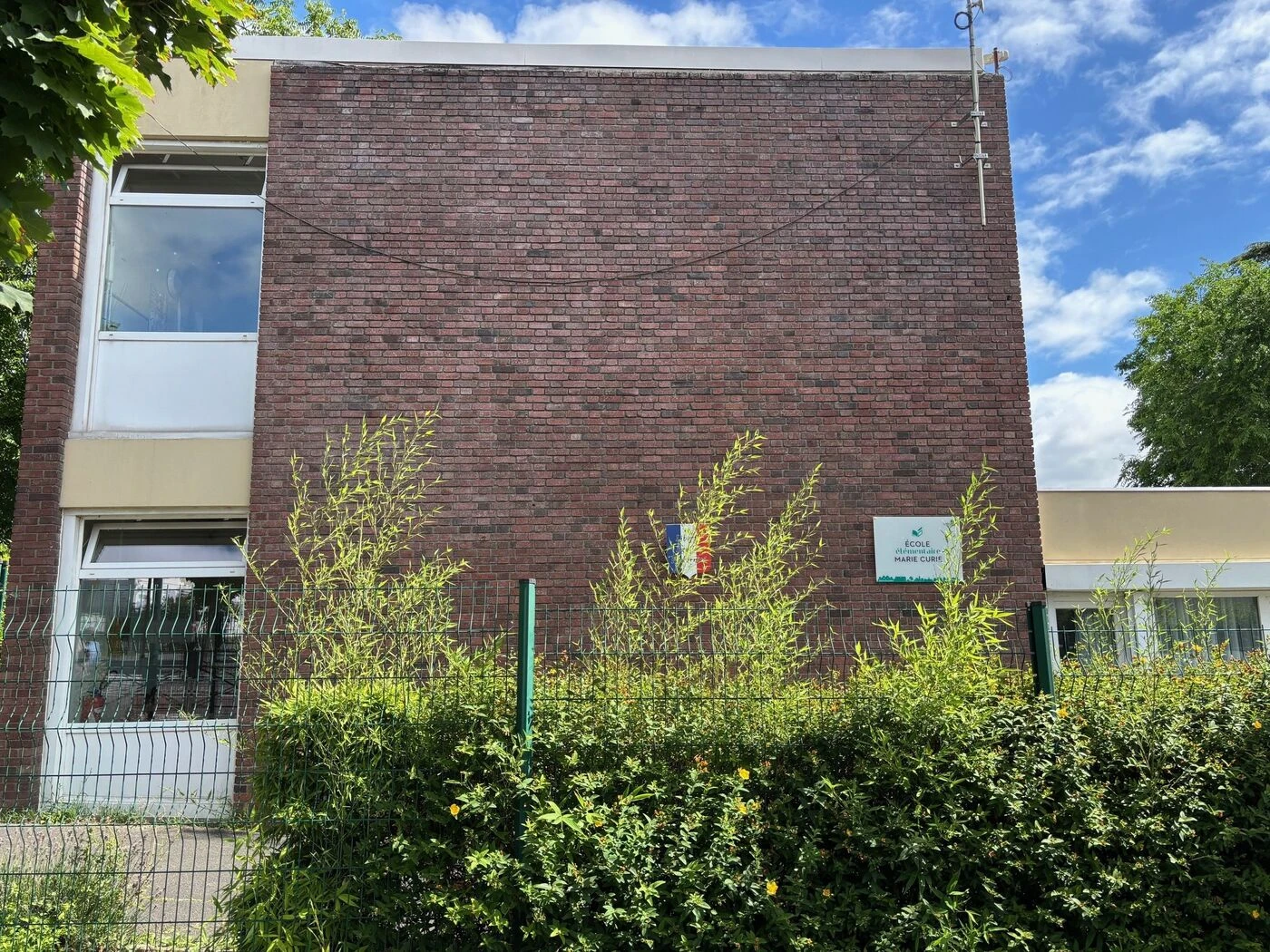 Saint-Leu-la-Forêt : une grand-mère d’élève s’introduit dans une école et agresse violemment une enseignante