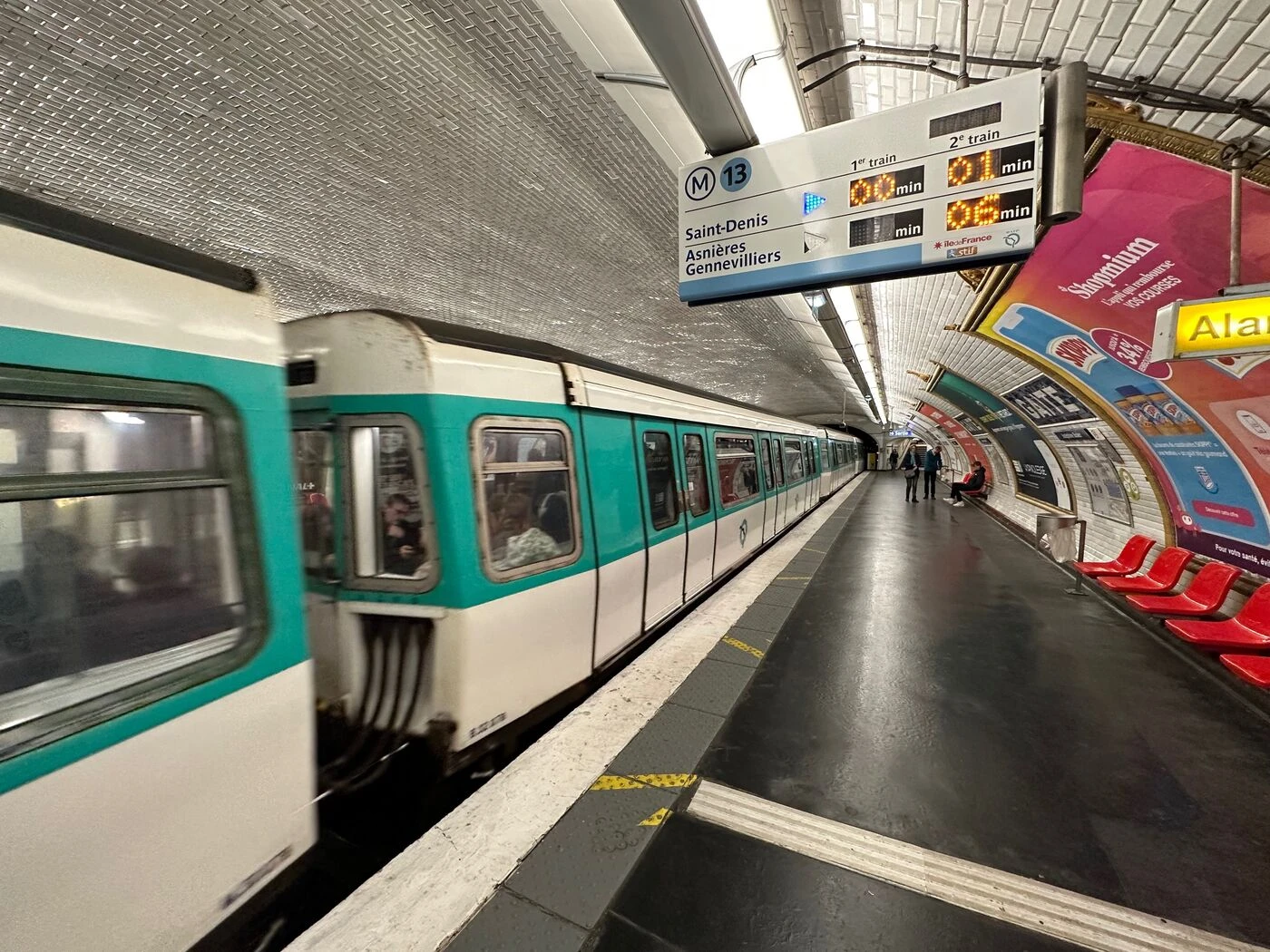 « On est en train d’étouffer » : à Paris, la ligne 13 du métro bloquée pendant une heure en pleine canicule