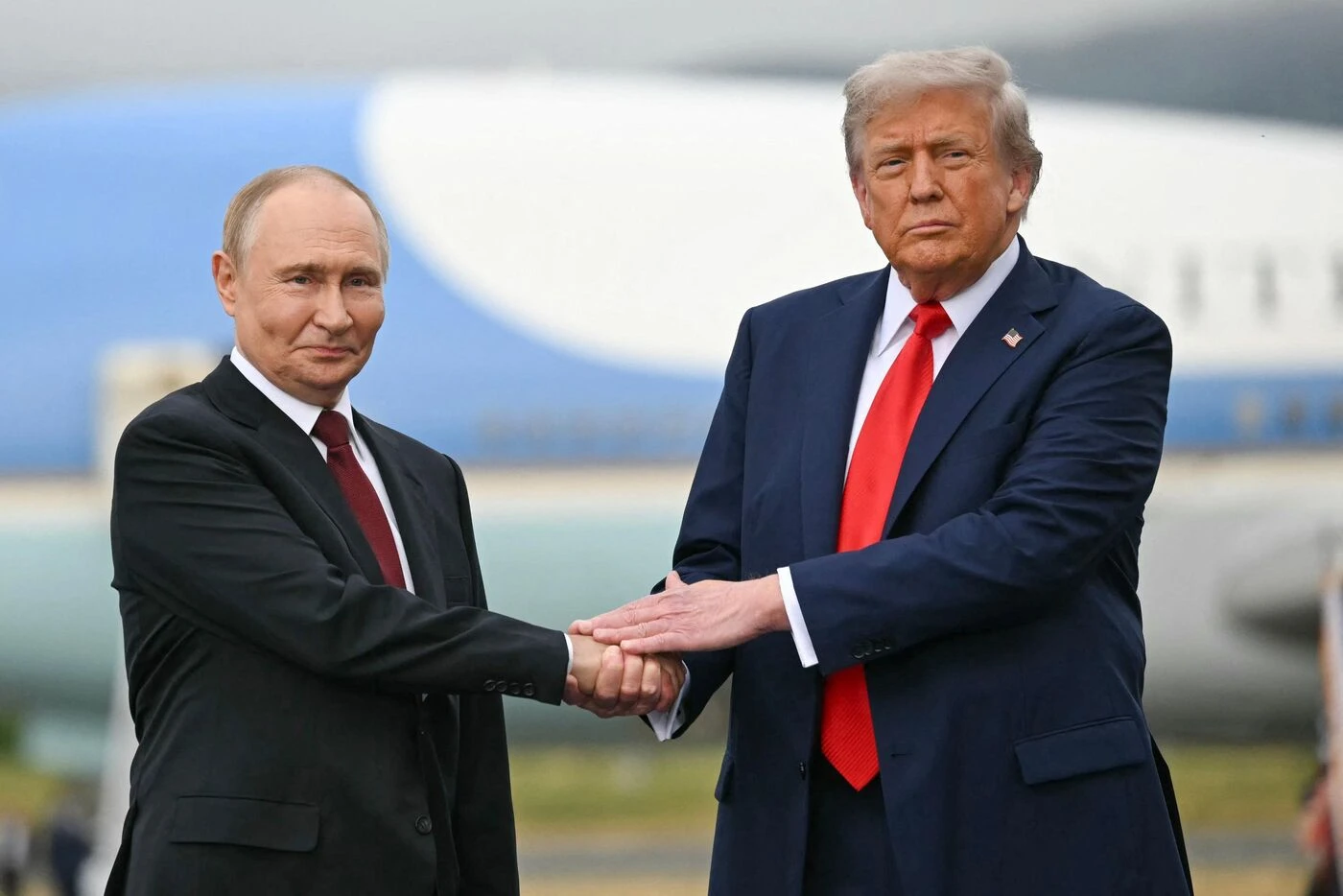 Tapis rouge, flatteries, accord de paix direct… comment Vladimir Poutine a mis Donald Trump dans sa poche ?