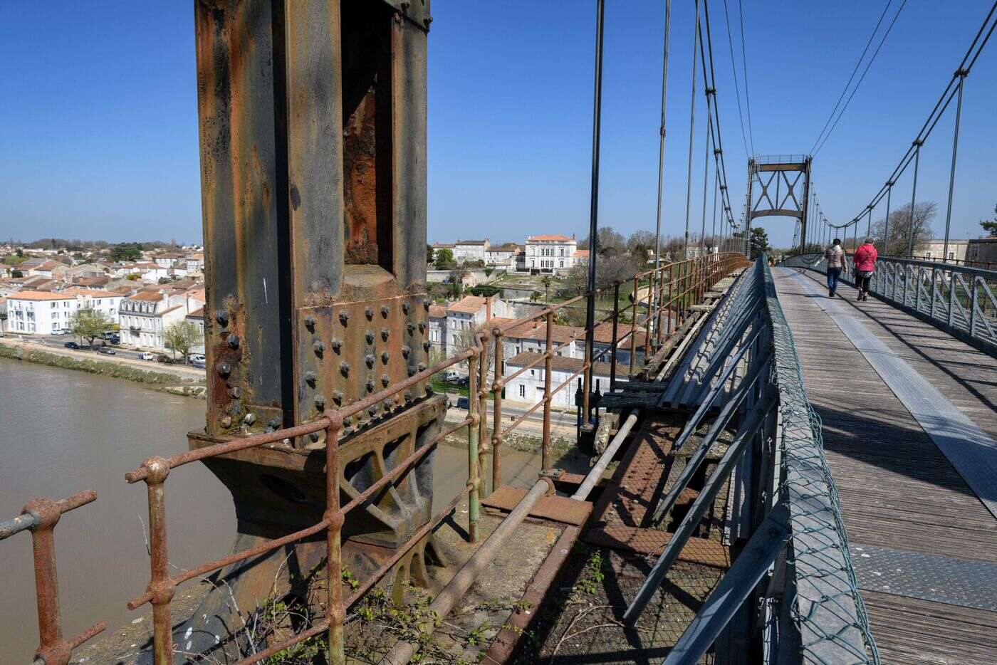 Un appel aux dons pour sauver le pont suspendu de Tonnay-Charente, classé monument historique