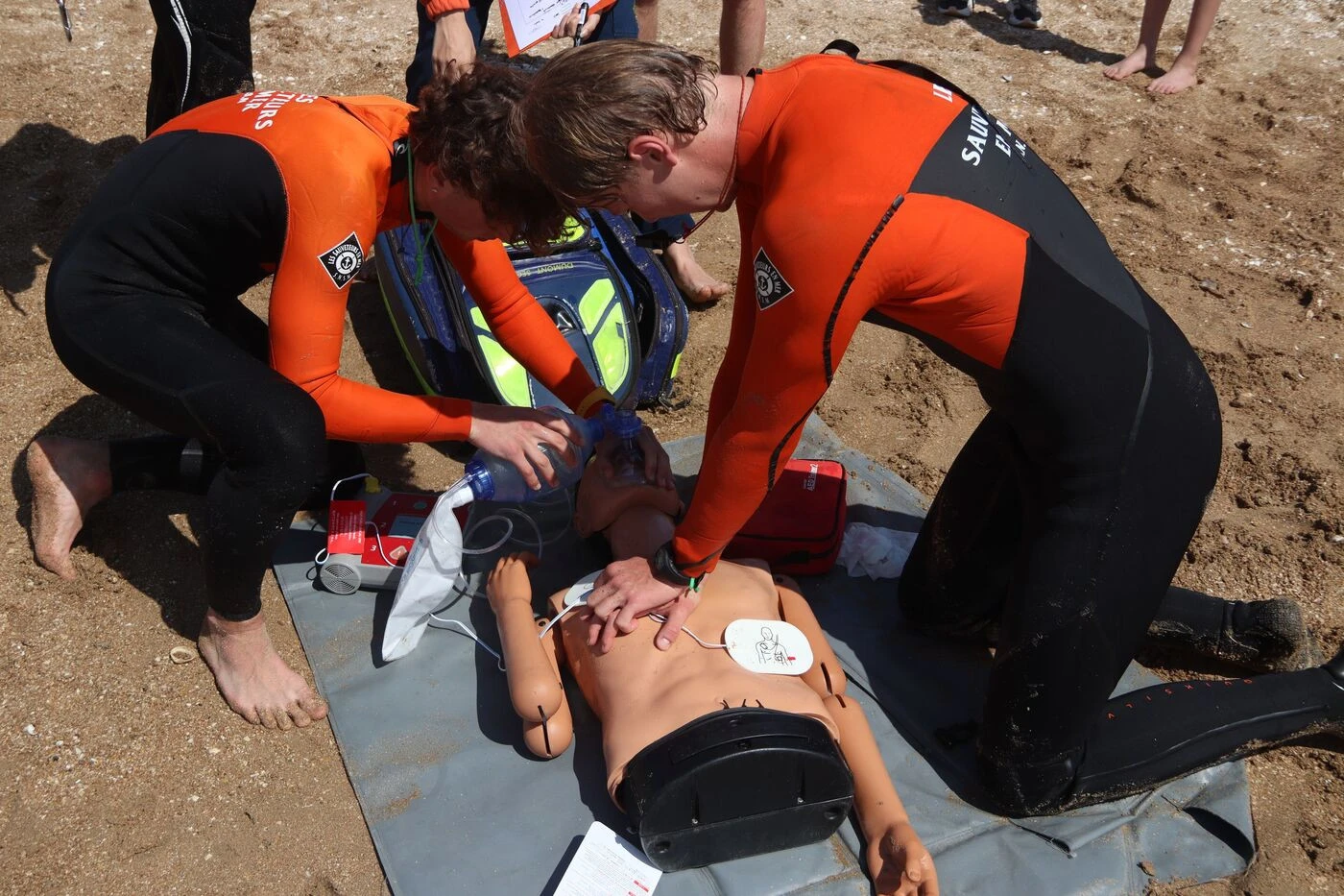 « Ca n’arrive pas tous les jours mais ça peut arriver» : dernières répétitions pour les sauveteurs normands de la SNSM avant un été sur les plages