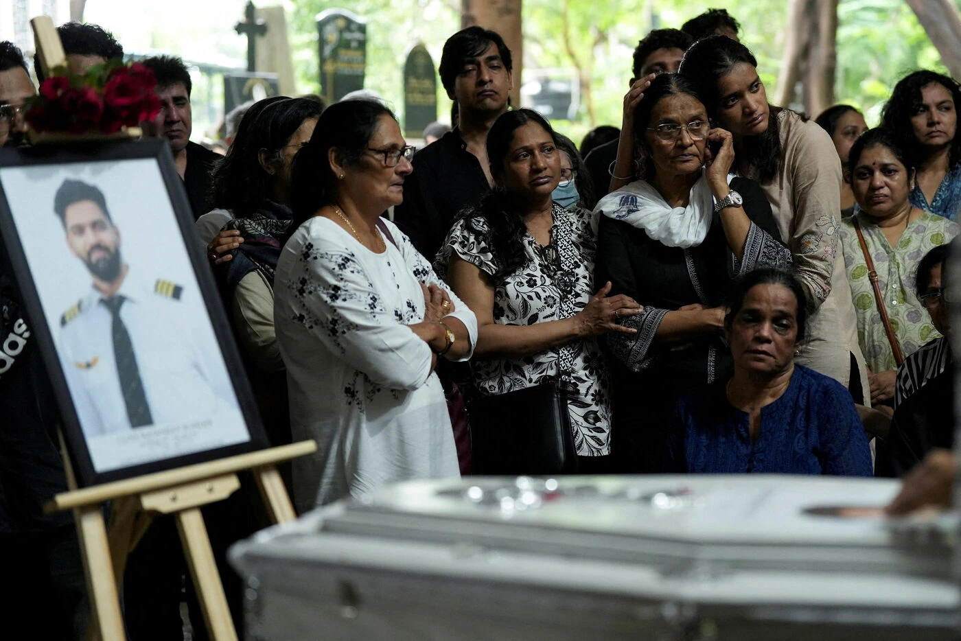 Crash d’Air India : « aviateur exceptionnel », « très calme et appliqué »… Ce que l’on sait des deux pilotes du Boeing 787