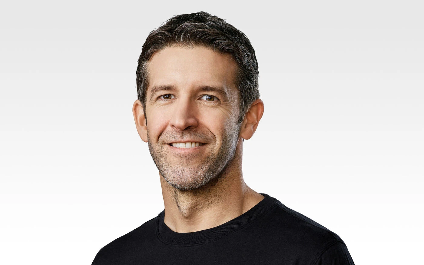 Qui est John Ternus, le nouveau PDG d’Apple qui va succéder à Tim Cook ?