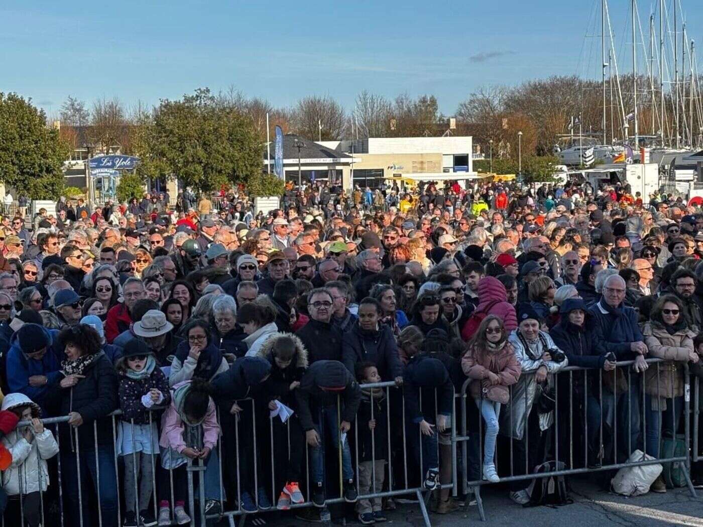 Dix skippers du Vendée Globe fêtés en héros par 4 000 personnes dans le Finistère