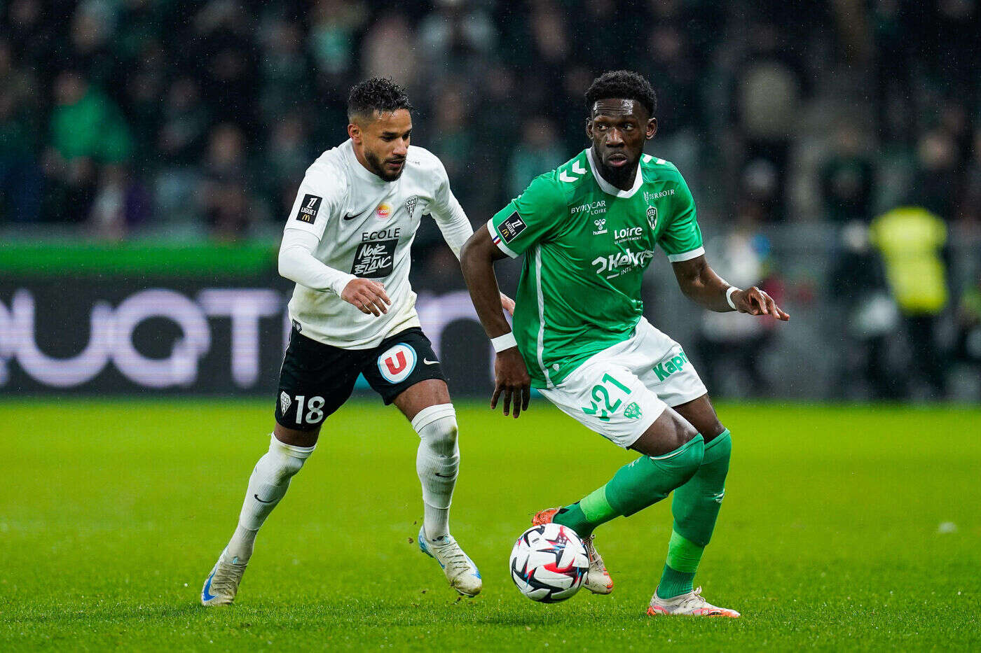 Football : le défenseur de Saint-Étienne, Dylan Batubinsika, agressé par un supporter à la sortie du stade