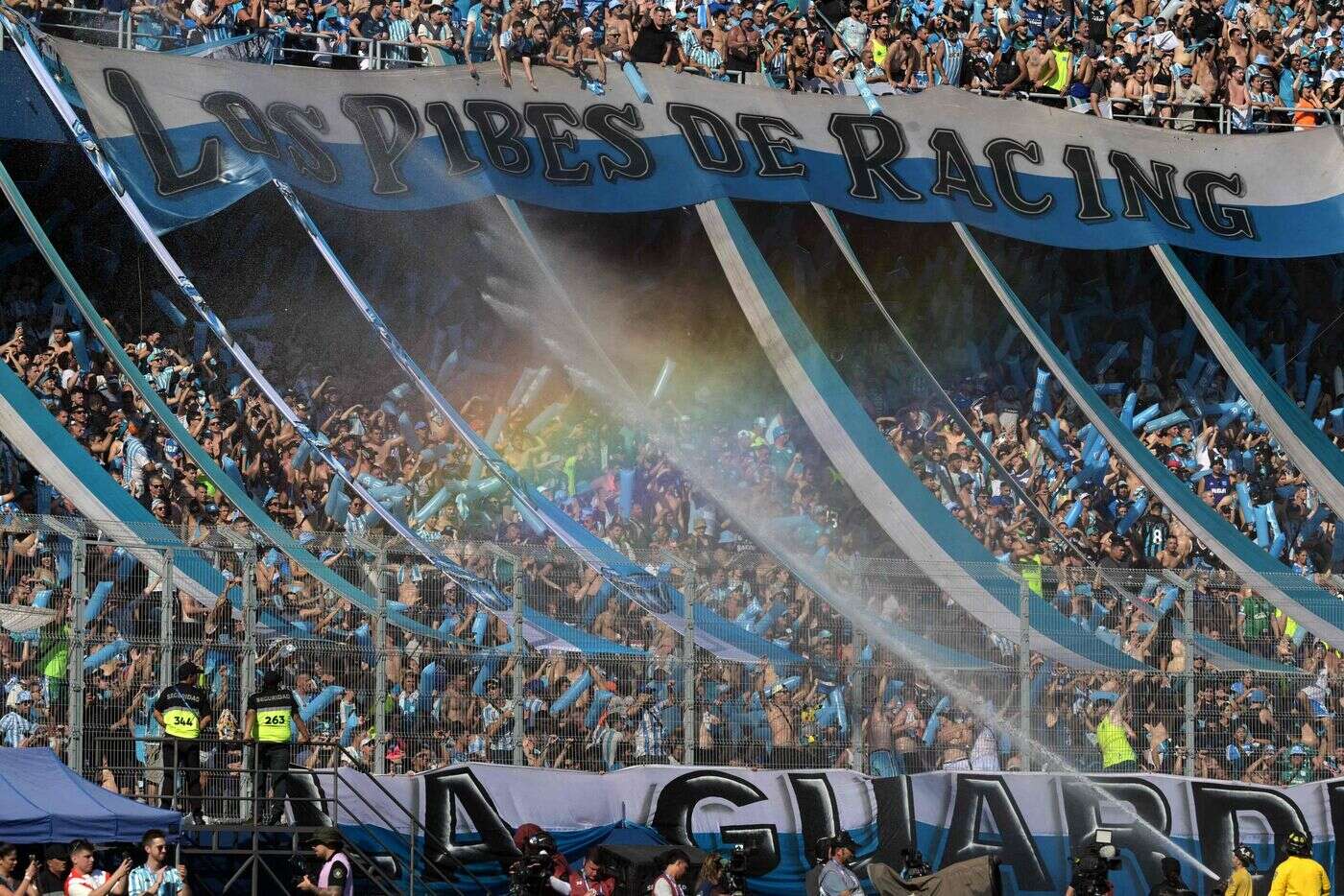 Copa Sudamericana : les images hallucinantes du stade qui tremble sous le poids des supporters argentins