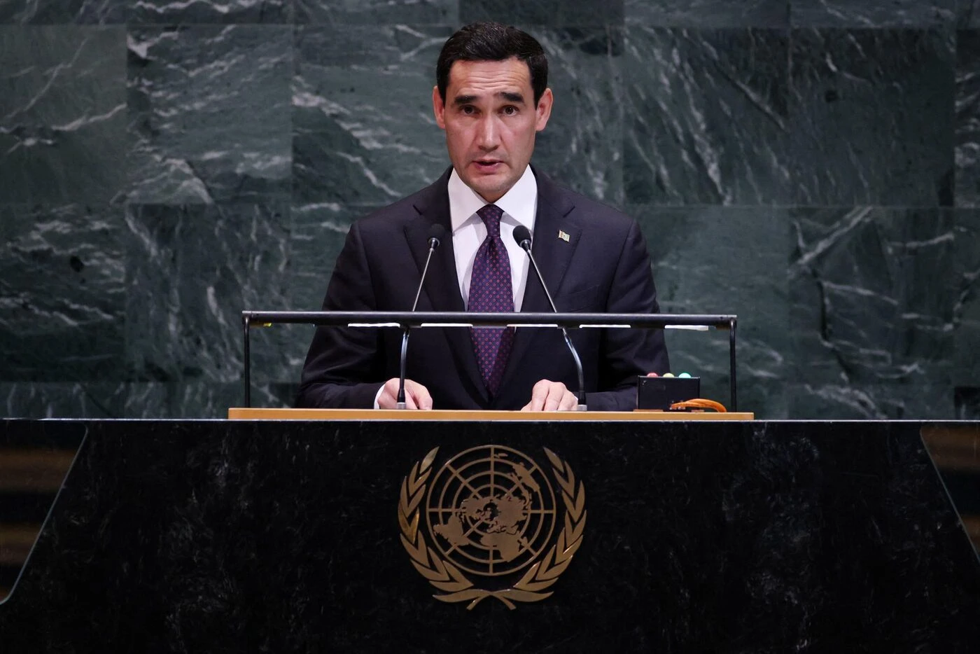 « Ils peuvent me tuer » : la situation d’un jeune gay réprimé au Turkménistan et privé de visa en France inquiète une ONG