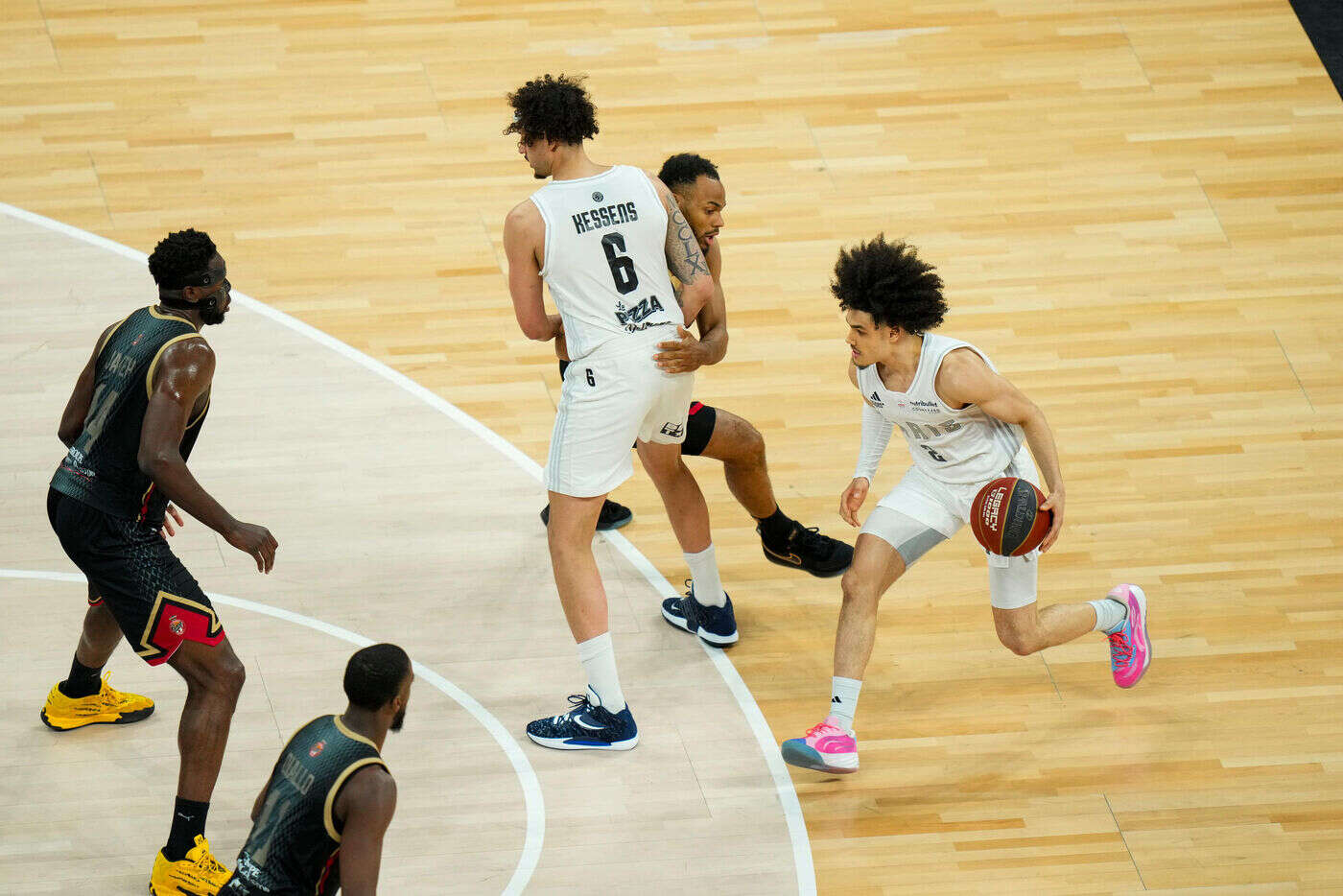 Euroligue : deux clubs français seuls en tête du classement, moment historique pour le basket tricolore