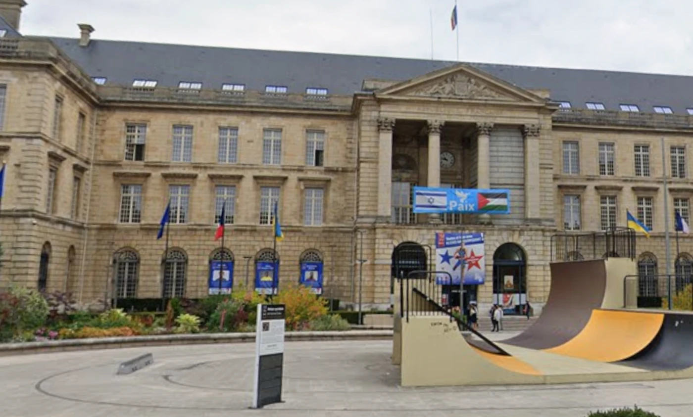 Dégradation d’une bâche représentant les drapeaux israélien et palestinien à Rouen, une plainte déposée
