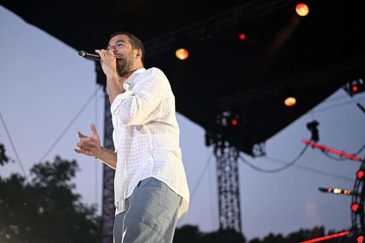 Amir triomphe aux Francofolies belges, après un appel au boycott : « Une seule réponse à la haine, c’est l’art »