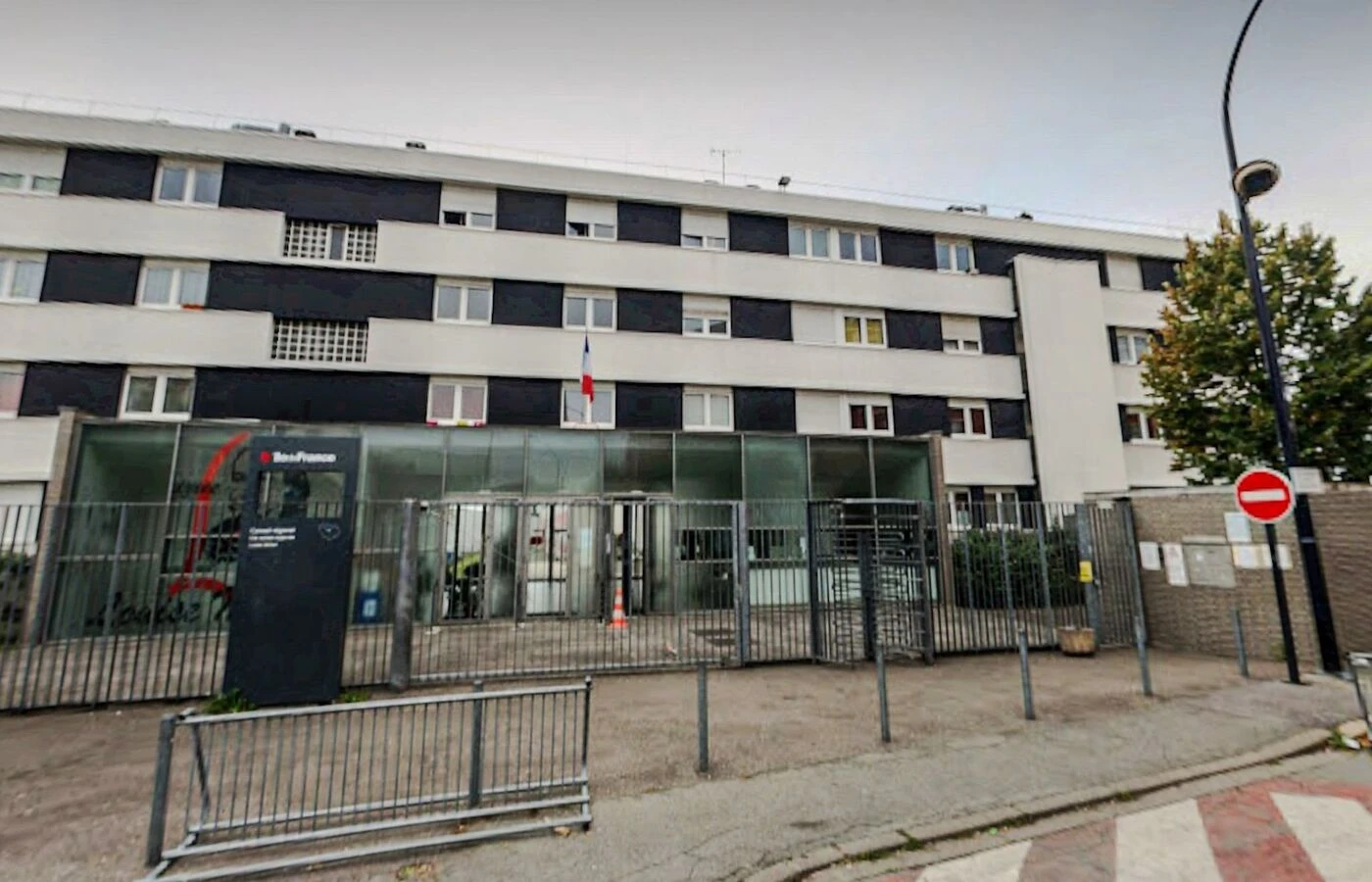 Champigny : un enseignant qui séparait deux lycéens bagarreurs frappé et insulté