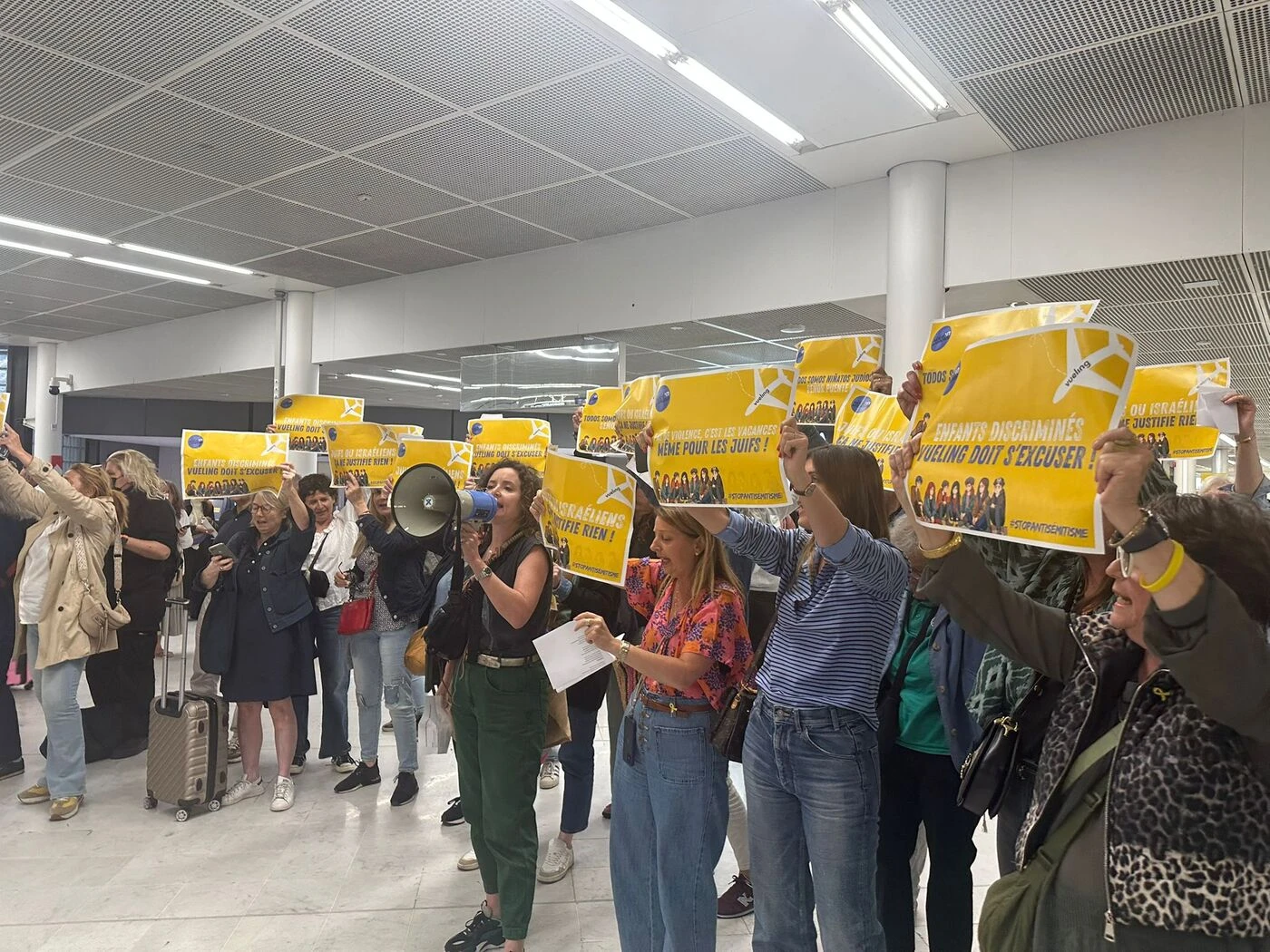 « Enfants discriminés, Vueling doit s’excuser » : le stand de la compagnie à Orly visé par une action coup de poing
