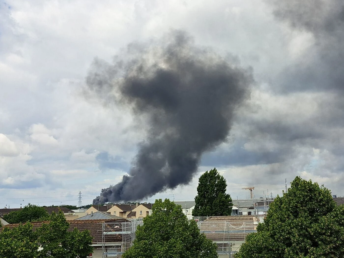 Impressionnant incendie dans une décharge sauvage près de l’hippodrome de Ris-Orangis