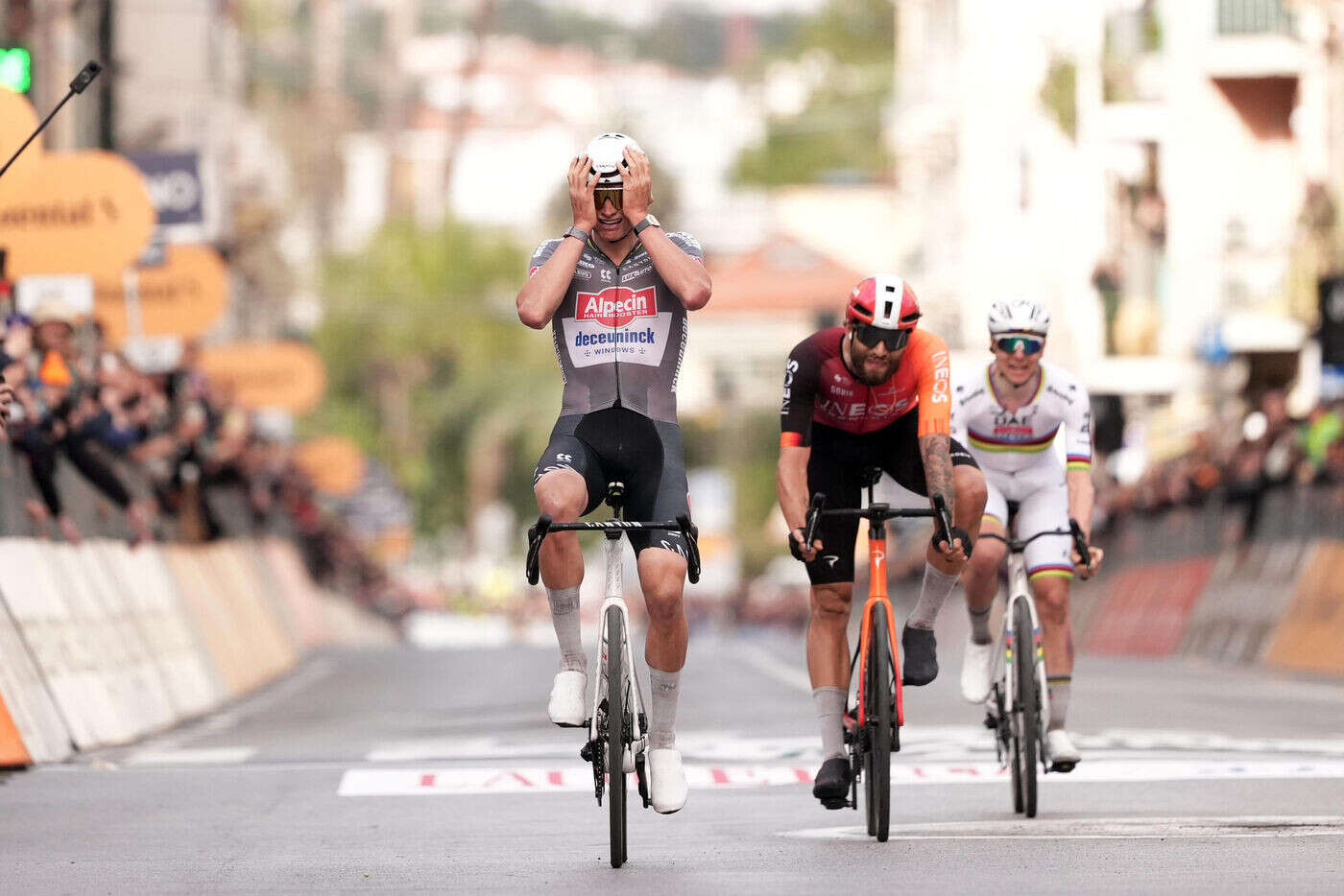 Milan - San Remo : la vidéo de l’incroyable sprint de Van der Poel pour battre Ganna et Pogacar