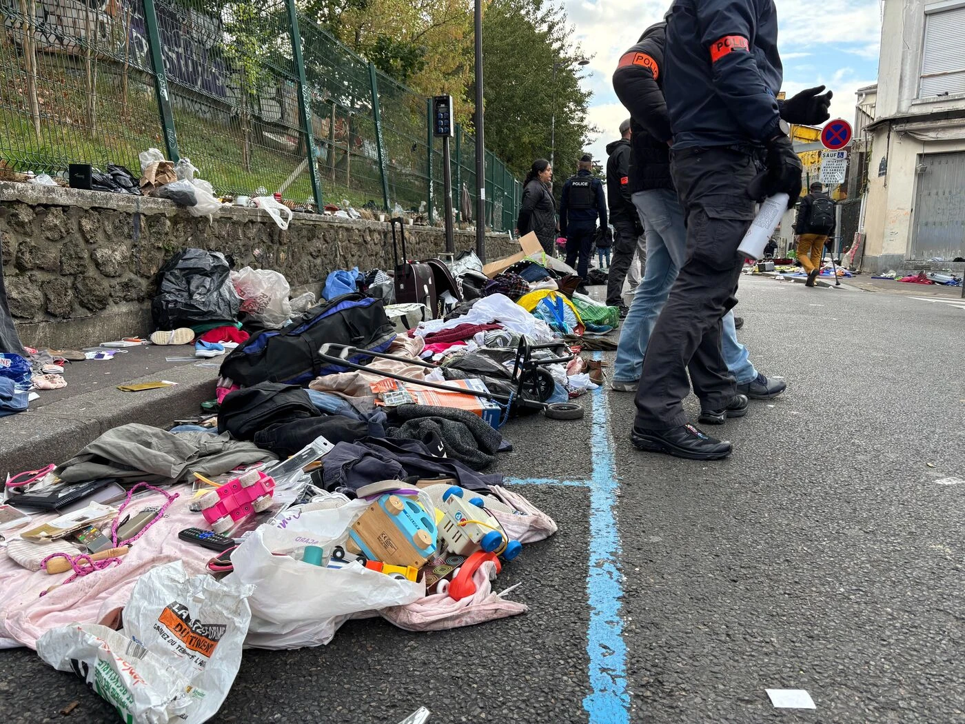 « Marché de la misère » à Paris : 8,7 tonnes de marchandise détruites dans une opération anti-vente à la sauvette