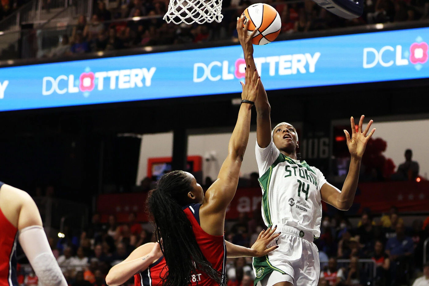 Basket : encore impressionnante, Dominique Malonga permet à Seattle de s’imposer à Washington