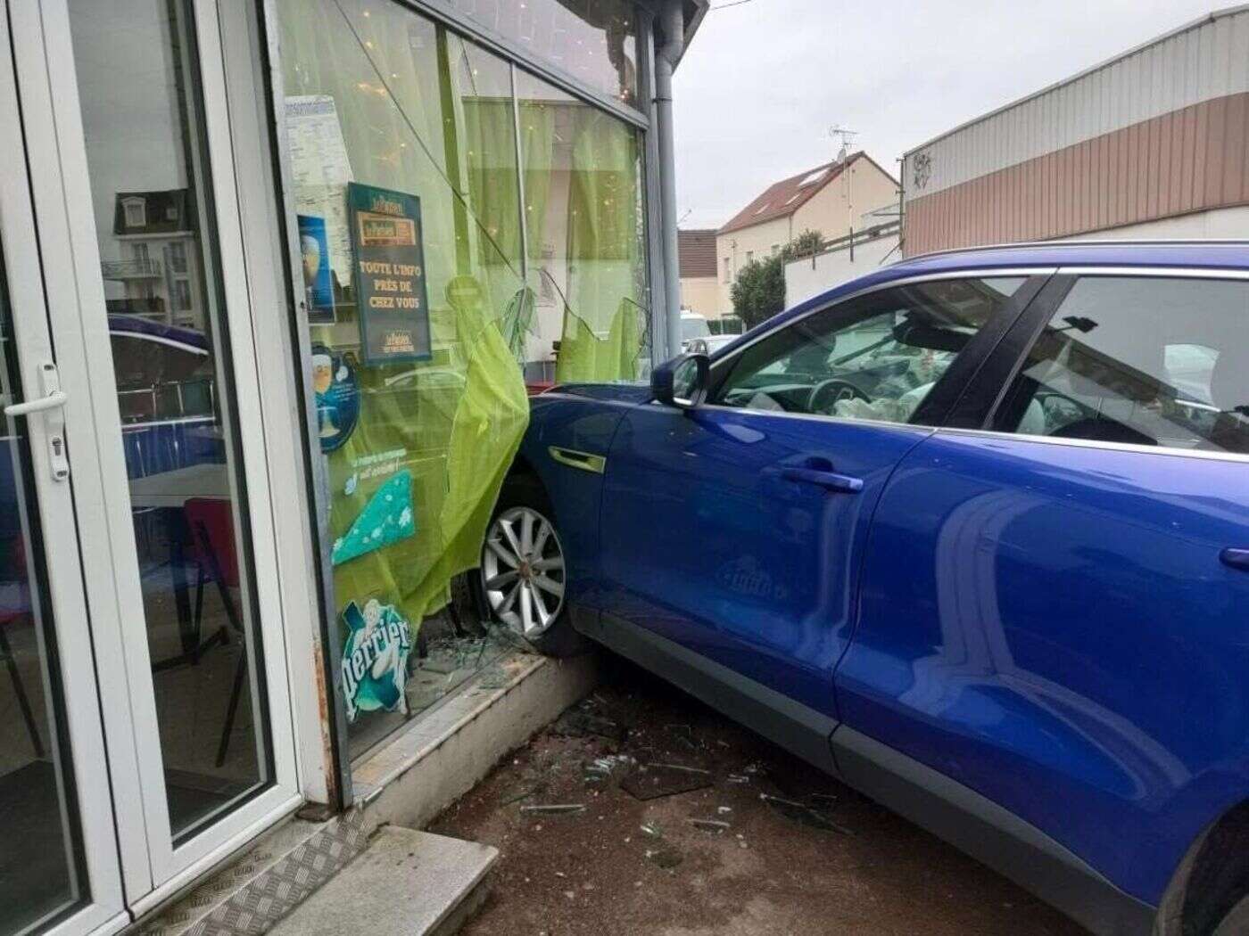 « Un bruit énorme » : au volant d’une Jaguar à 17 ans, il pulvérise la vitrine d’un café