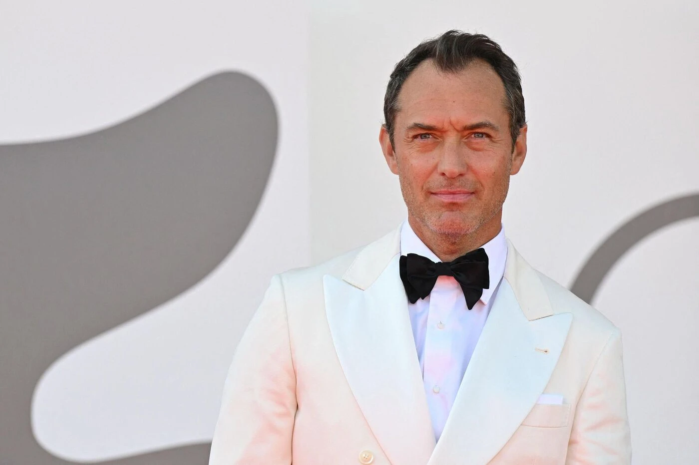 « J’ai confiance » : Jude Law, qui incarne Vladimir Poutine à l’écran, dit ne pas craindre de répercussions