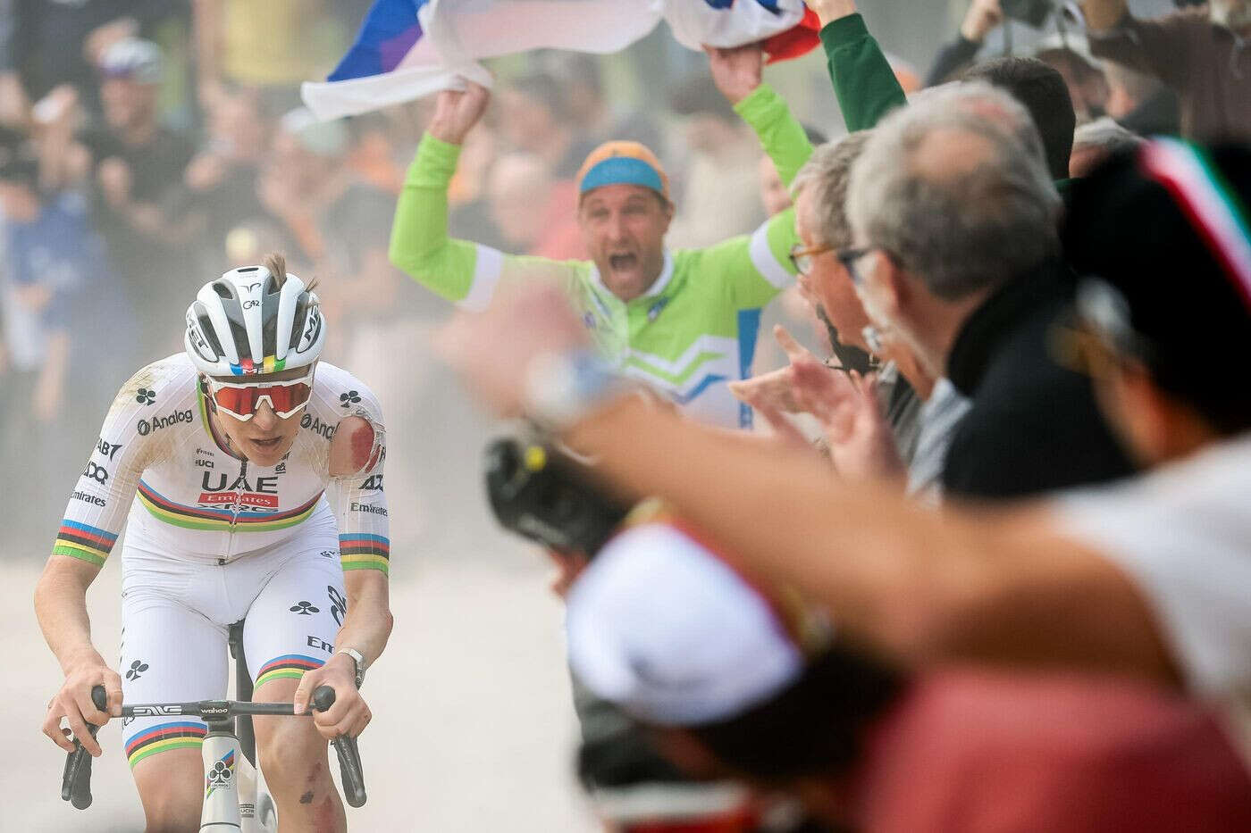 Strade Bianche : l’impressionnante victoire de Tadej Pogacar malgré une chute