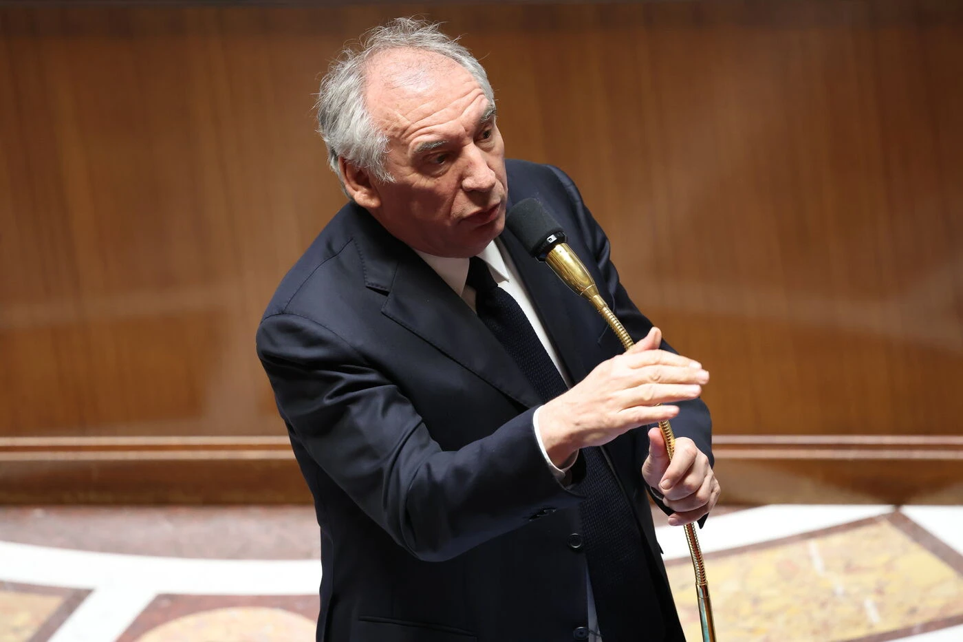 Motion de censure : pour la 8e fois, François Bayrou se maintient en poste