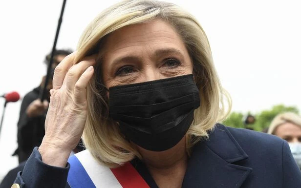 Présidentielle 2022 : un sondage donne Le Pen légèrement devant Macron au premier tour