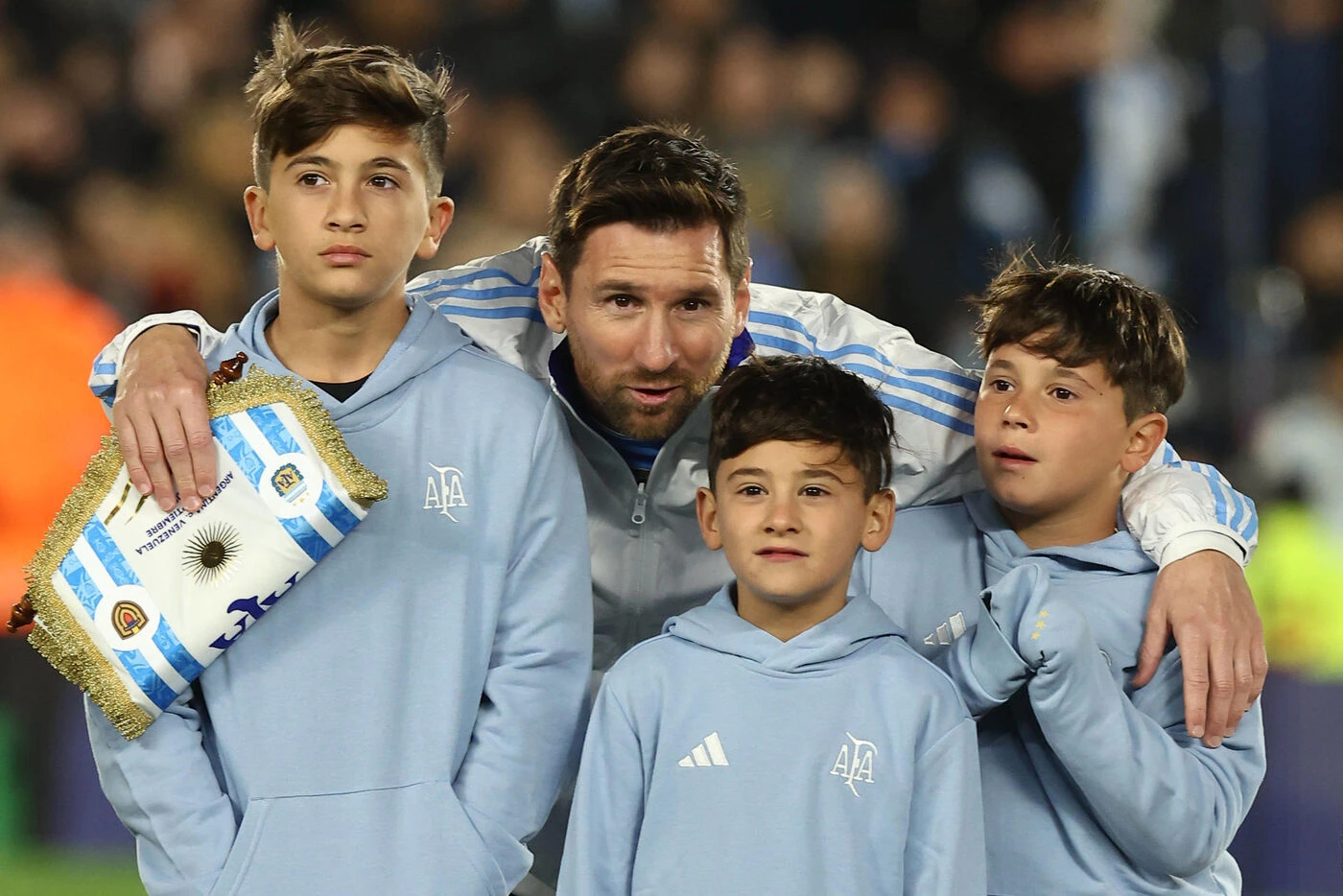 « Être avec mon peuple… » : les images de l’émotion de Lionel Messi pour son dernier match en Argentine