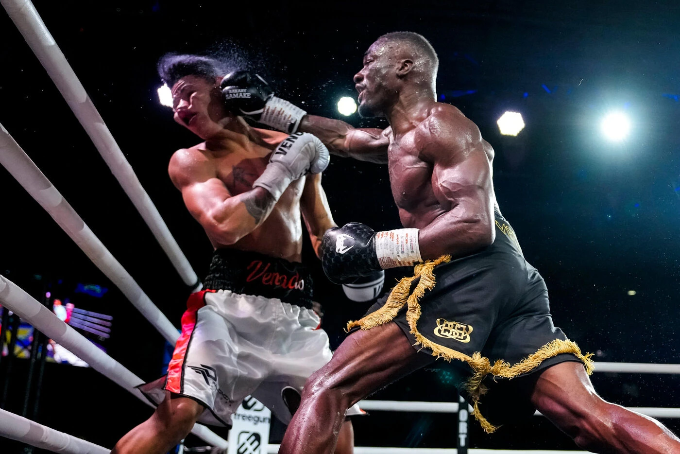 « On va tous les finir » : les images du K.O monstrueux infligé par le boxeur français Bakary Samaké à Alejandro Ortiz