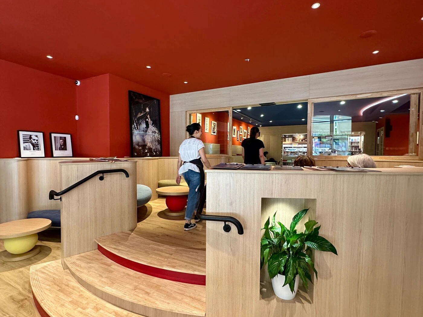 Un designer passé par le Louvre, Orsay et la Villa Médicis a dessiné… le café d’une librairie de Clermont-Ferrand