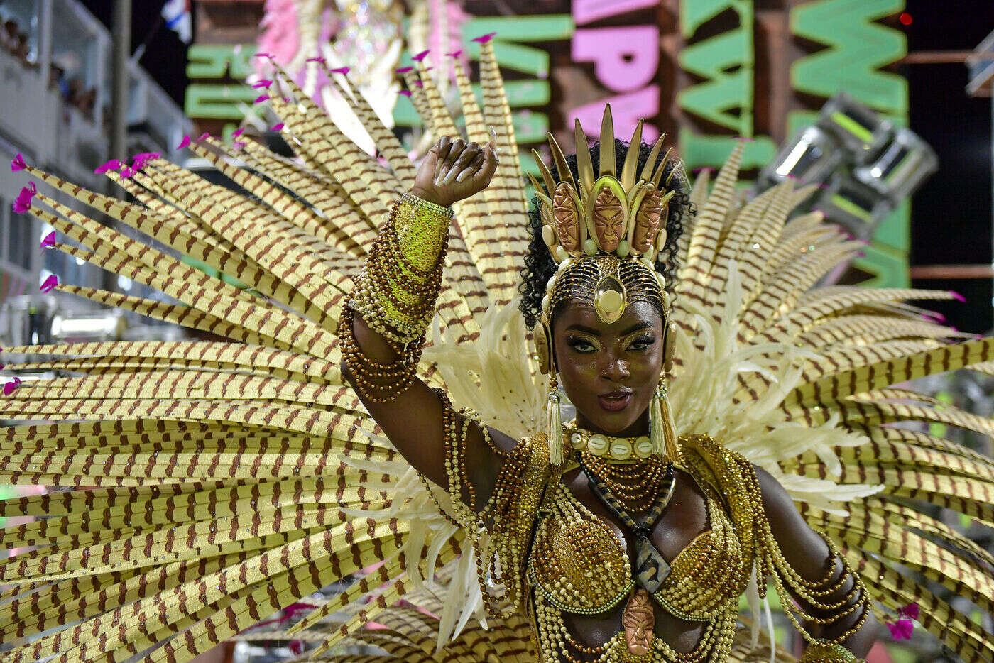 Carnaval de Rio : danseurs, chars, costumes… les plus belles images du défilé au Sambadrome