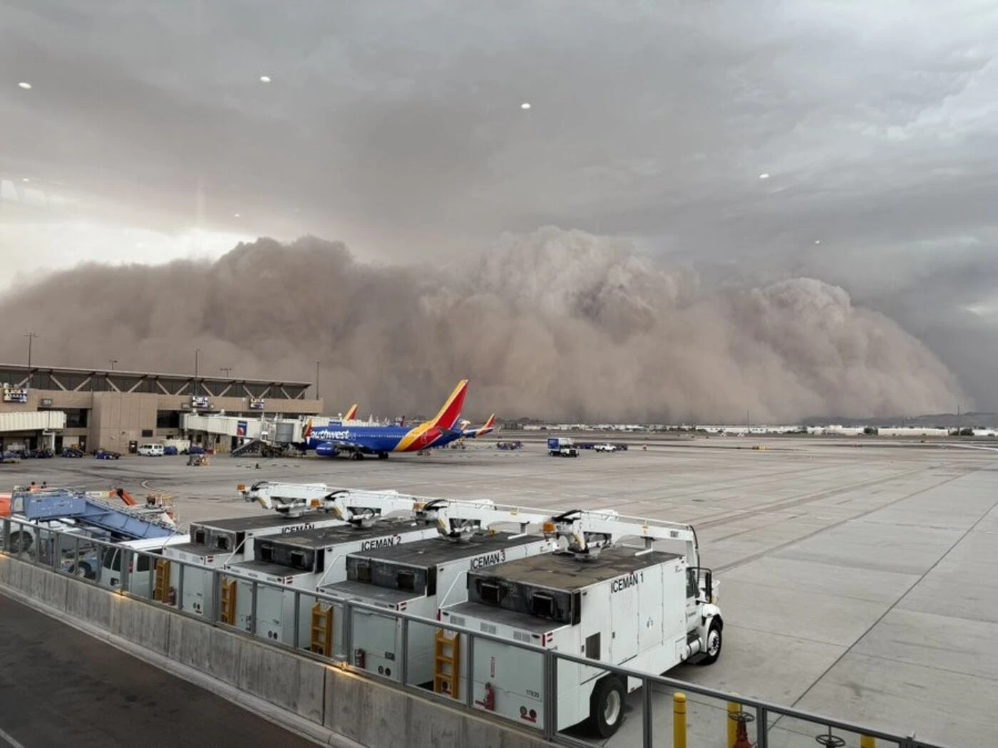 États-Unis : une impressionnante tempête de poussière aveugle la ville de Phoenix