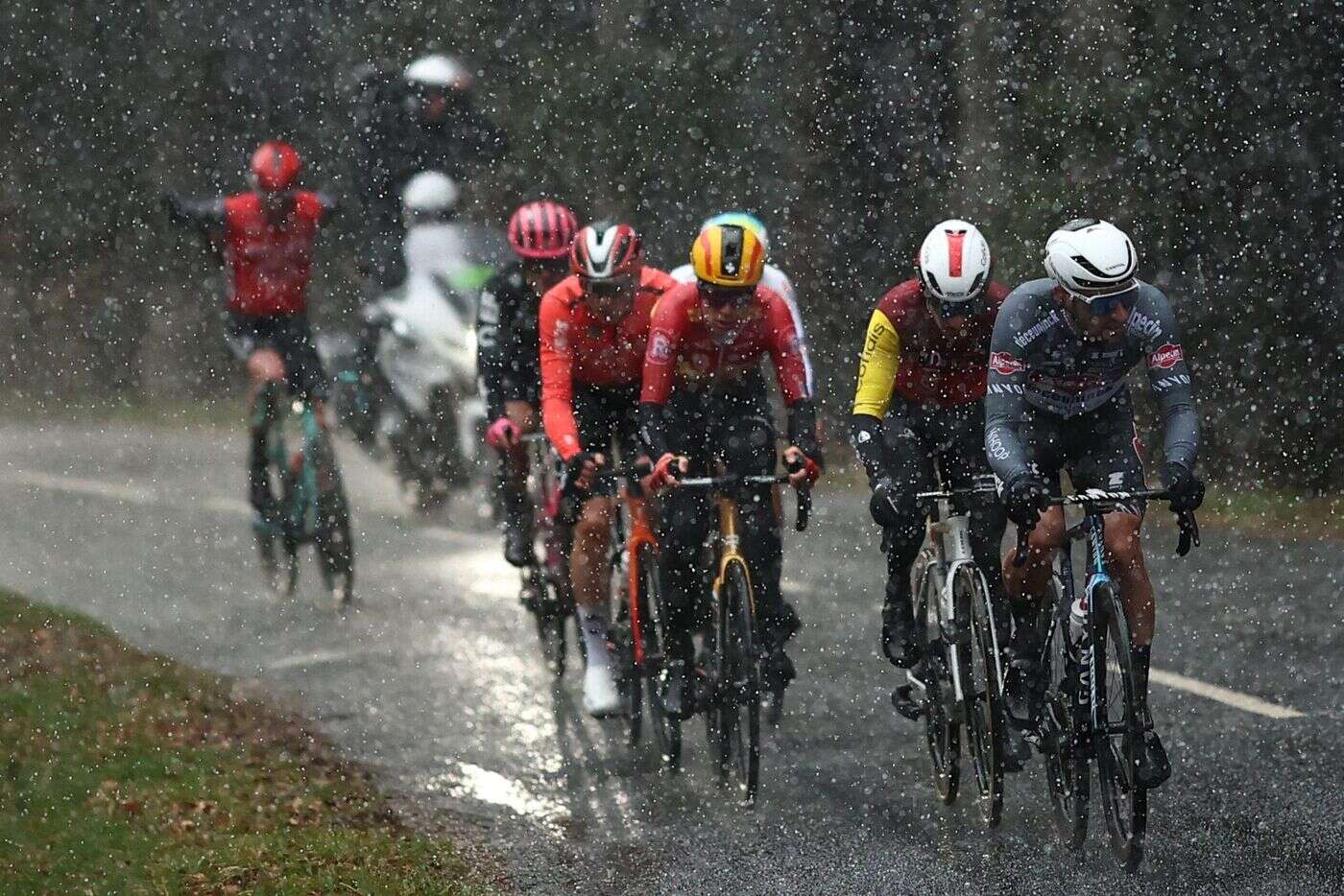 Paris-Nice : chaos total sur la 4e étape, neutralisée plusieurs minutes après un orage de grêle