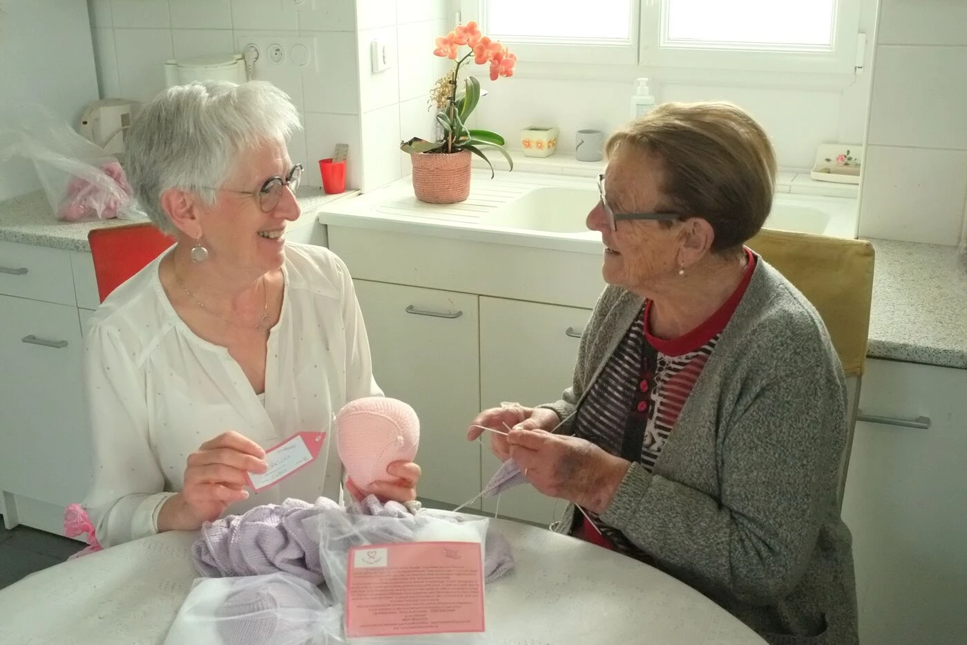 « Je suis heureuse de rendre service » : à 95 ans, Suzanne tricote des prothèses mammaires en coton pour les femmes atteintes de cancer du sein
