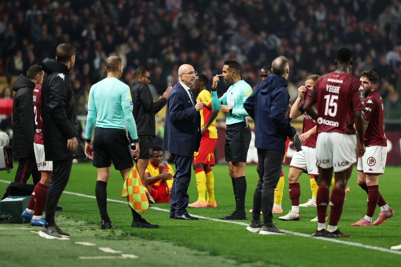 « Une ambiance atroce » : chants insultants, incidents en tribunes… Pourquoi le match entre Metz et Lens a été interrompu trois fois